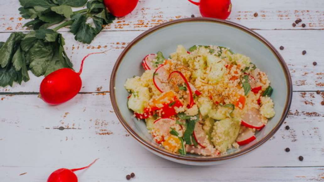 Перемешайте кускус с овощами, зеленью, листьями рукколы и заправкой, и салат готов. Перемешайте кускус с овощами, зеленью, листьями рукколы и заправкой, и салат готов.