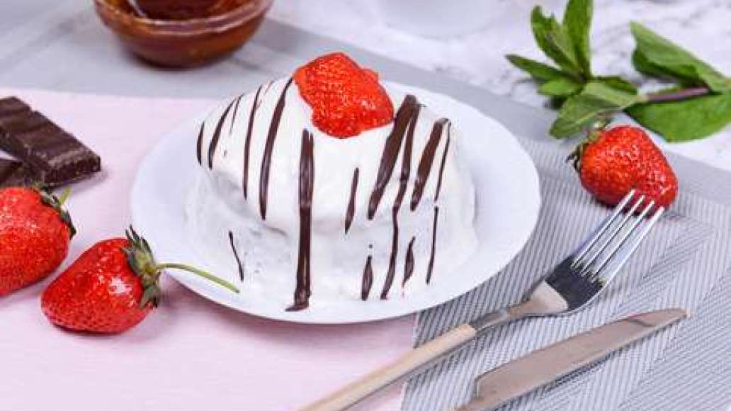 Украсьте клубникой и шоколадом и торт готов. 