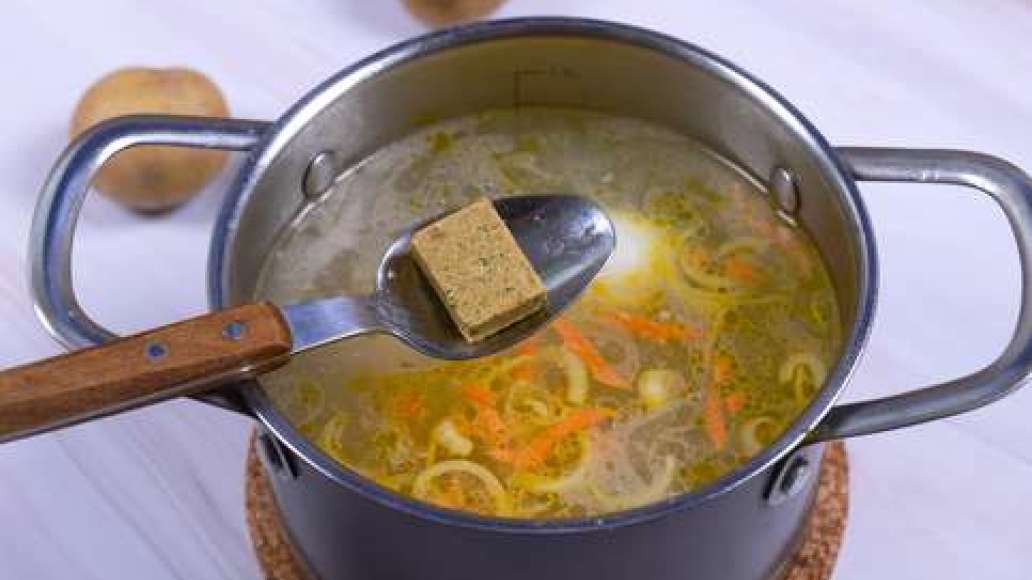 Положите в бульон 1 кубик MAGGI® ЗОЛОТОЙ® Бульон с курицей. Варите 2-3 минуты. Положите в бульон 1 кубик MAGGI® ЗОЛОТОЙ® Бульон с курицей. Варите 2-3 минуты.