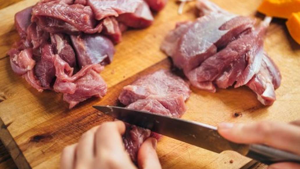 Филе индейки нарезать крупными кусочками. Филе индейки нарезать крупными кусочками.