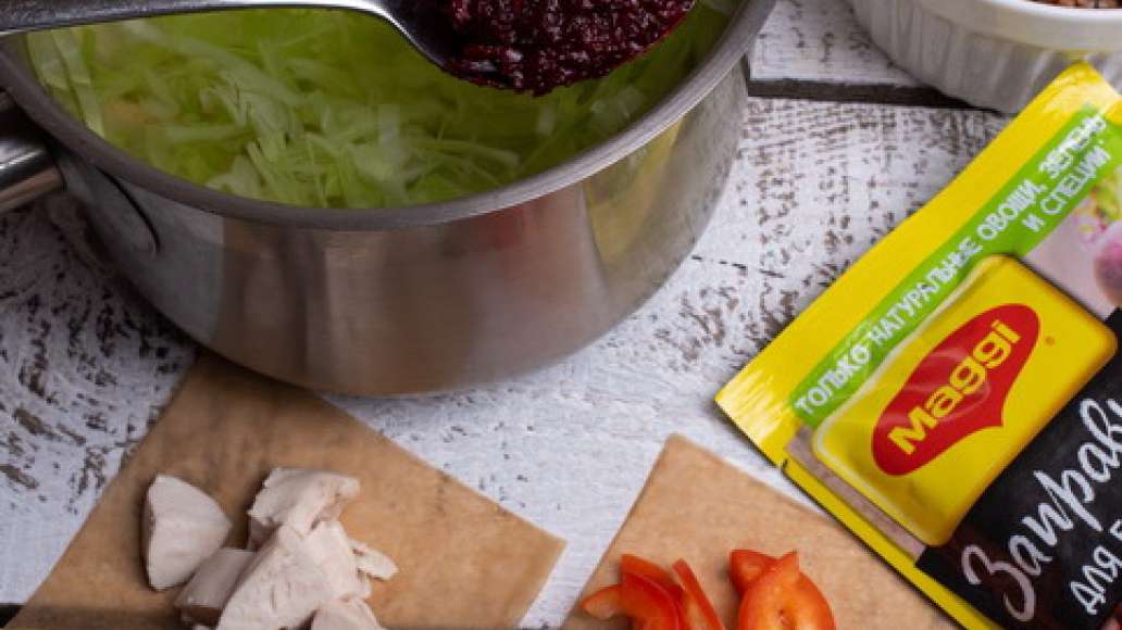 За пять минут до готовности добавить специи MAGGI® Заправка для борща и курицу. Проверить на соль. За пять минут до готовности добавить специи MAGGI® Заправка для борща и курицу. Проверить на соль.