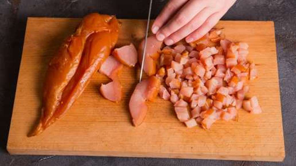 Слить жидкость из банки с фасолью. Нарезать куриную грудку. Соленые огурцы нарезать кубиками. Слить жидкость из банки с фасолью. Нарезать куриную грудку. Соленые огурцы нарезать кубиками.