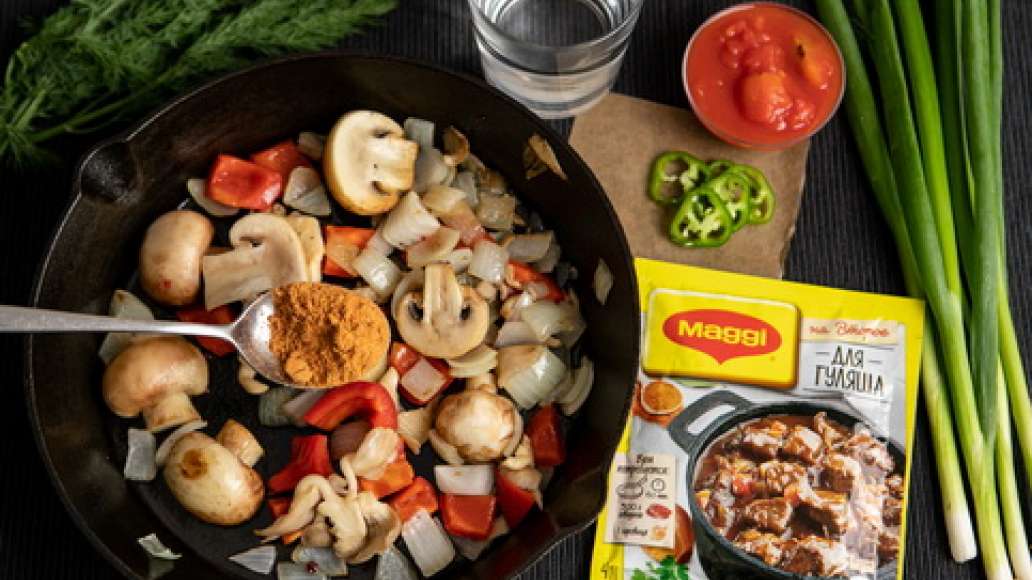 Добавить MAGGI® НА ВТОРОЕ для гуляша, воду, помидоры в собственном соку. По желанию добавить острый перец нарезанный колечками. Тушить до готовности. Добавить MAGGI® НА ВТОРОЕ для гуляша, воду, помидоры в собственном соку. По желанию добавить острый перец нарезанный колечками. Тушить до готовности.