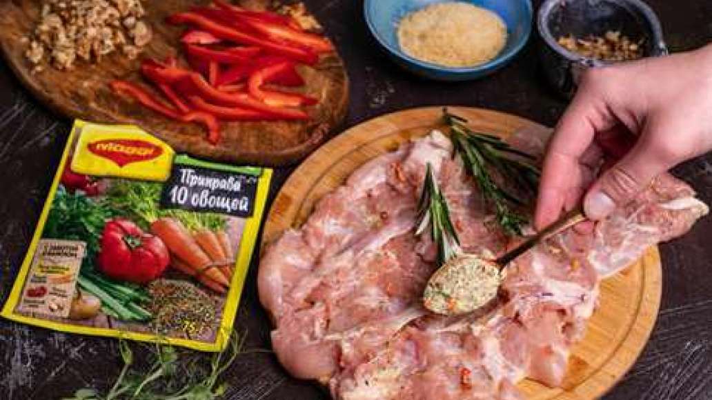 Отбить куриное филе и посыпать MAGGI® Приправа 10 овощей. Измельчить грецкие орехи. Болгарский перец нарезать соломкой.