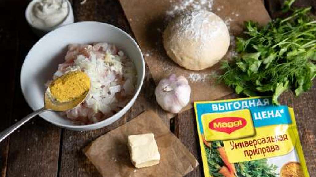 Вымесить фарш с водой, луком, чесноком и MAGGI® Универсальная приправа. Достать тесто из холодильника, присыпать мукой стол или раскаточную доску. Вымесить фарш с водой, луком, чесноком и MAGGI® Универсальная приправа. Достать тесто из холодильника, присыпать мукой стол или раскаточную доску.