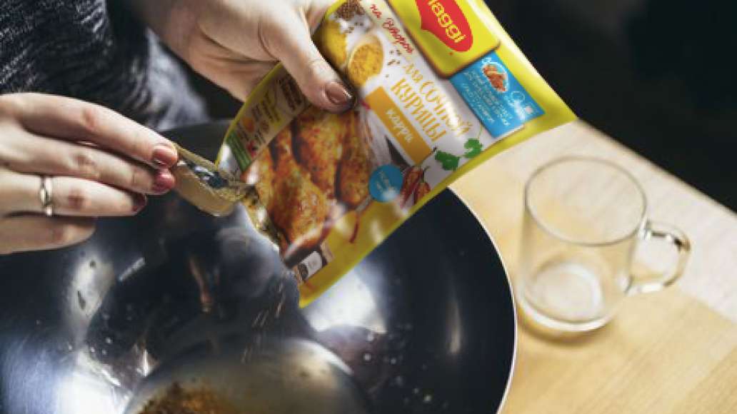 Смешать MAGGI® На второе для сочной курицы карри, воду, сок одного лимона и оставшееся масло.
Смешать MAGGI® На второе для сочной курицы карри, воду, сок одного лимона и оставшееся масло.