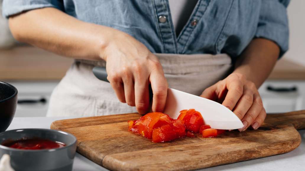 Филе хека нарезать небольшими поперечными кусочками. На томатах сделать крестообразные надрезы и поместить их в миску. Залить кипятком и оставить на одну минуту. Вынуть томаты из кипятка, обдать ледяной водой и очистить от кожицы. Мелко нарезать. Филе хека нарезать небольшими поперечными кусочками. На томатах сделать крестообразные надрезы и поместить их в миску. Залить кипятком и оставить на одну минуту. Вынуть томаты из кипятка, обдать ледяной водой и очистить от кожицы. Мелко нарезать.