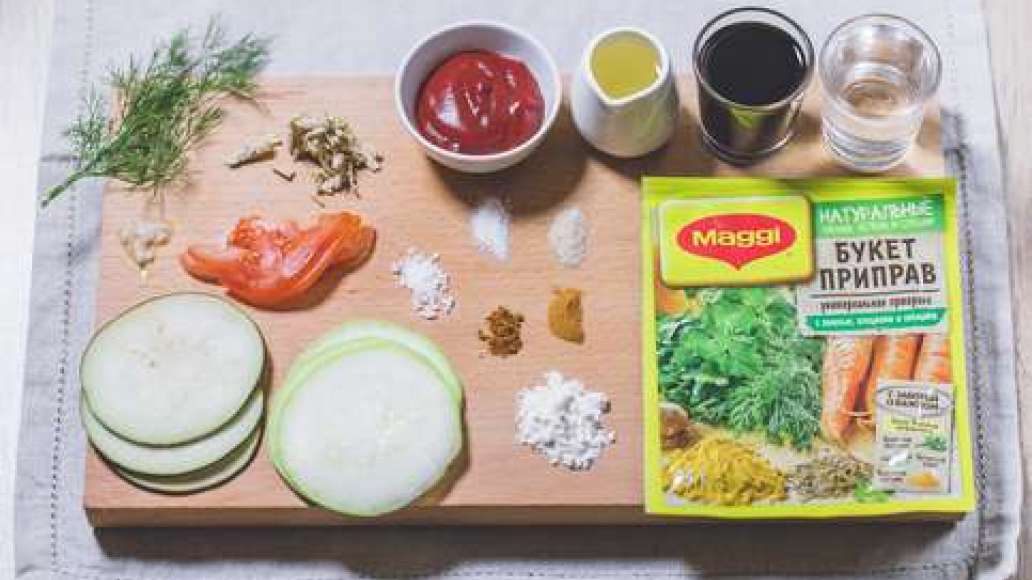 Нарезать помидоры кольцами. Баклажаны и кабачки нарезать тонкими  колечками. Смешать соевый соус, растительное масло, красный острый перец, красный сладкий перец, давленый чеснок. Замариновать баклажаны и кабачки в смеси на 30 минут (можно оставить на ноч