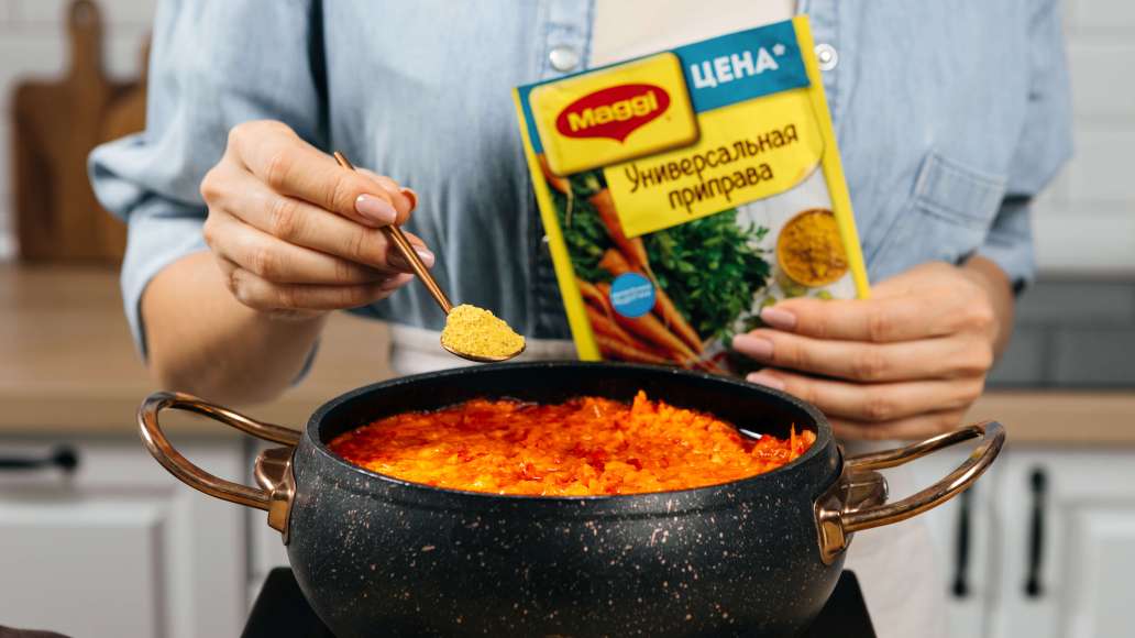 Добавить MAGGI® Приправа Универсальная. Тщательно перемешать и варить еще пять минут. Попробовать на вкус и при необходимости добавить дополнительное количество сахара и соли.