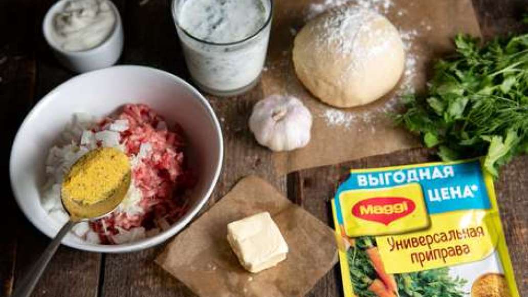 Вымесить фарш с водой, луком, чесноком и MAGGI® Универсальная приправа. Достать тесто из холодильника, присыпать мукой стол или раскаточную доску. Вымесить фарш с водой, луком, чесноком и MAGGI® Универсальная приправа. Достать тесто из холодильника, присыпать мукой стол или раскаточную доску.