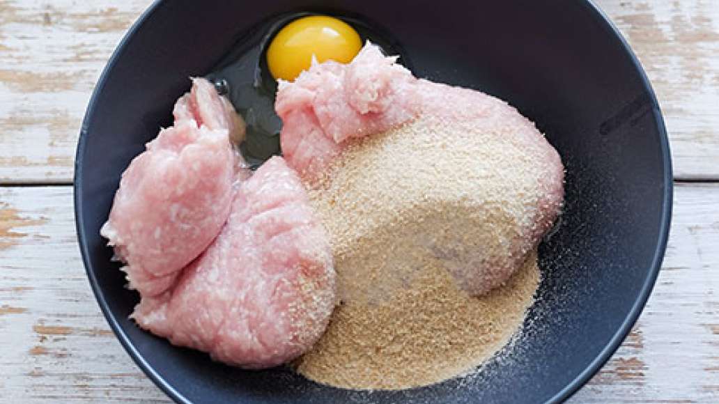 Добавить к фаршу панировочные сухари, яйцо и специи по вкусу. Добавить к фаршу панировочные сухари, яйцо и специи по вкусу.
