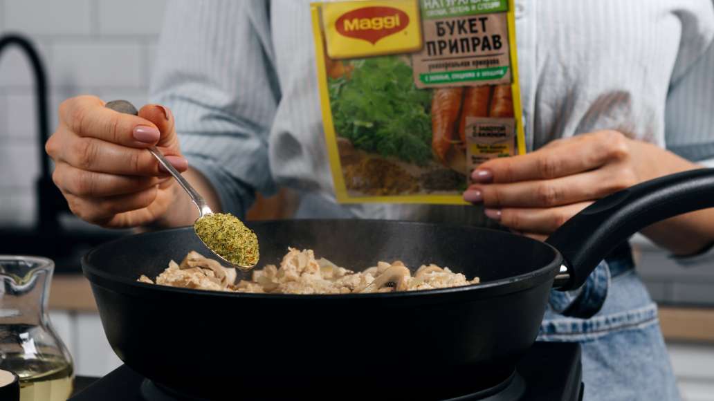 За пять минут до готовности добавить MAGGI® Приправу универсальную Букет приправ, чесночный порошок и все тщательно перемешать. Попробовать начинку на вкус и при необходимости досолить. Для соуса растопить сливочное масло в глубокой сковороде, сотейнике и За пять минут до готовности добавить MAGGI® Приправу универсальную Букет приправ, чесночный порошок и все тщательно перемешать. Попробовать начинку на вкус и при необходимости досолить. Для соуса растопить сливочное масло в глубокой сковороде, сотейнике и