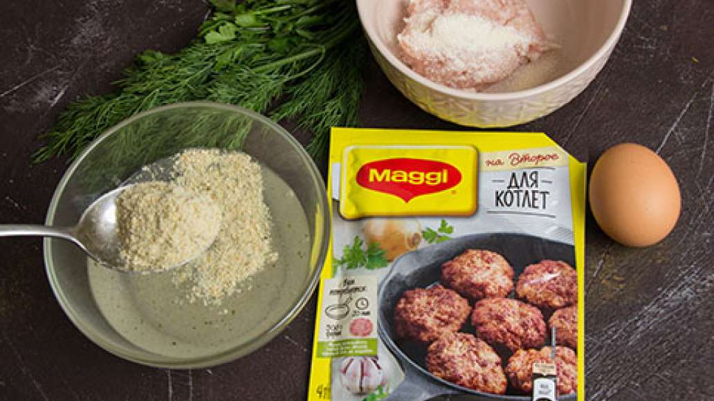 Содержимое пакетика MAGGI НА ВТОРОЕ для котлет высыпать в теплую воду, размешать и дать настояться. Смешать фарш, яйцо, манку и MAGGI НА ВТОРОЕ для котлет. Сформовать котлеты. Содержимое пакетика MAGGI НА ВТОРОЕ для котлет высыпать в теплую воду, размешать и дать настояться. Смешать фарш, яйцо, манку и MAGGI НА ВТОРОЕ для котлет. Сформовать котлеты.