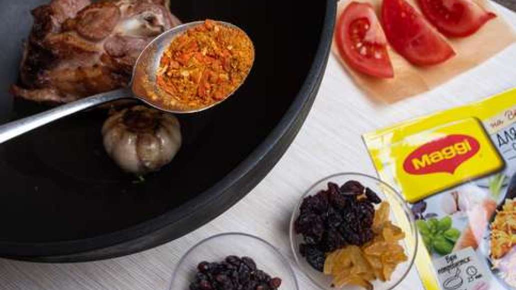 Налить в казан растительное масло и разогреть. Положить мясо и обжаривать в течение 5 минут, переворачивая кусок. Добавить лук и помидор, готовить еще 10 минут. Насыпать рис и MAGGI® НА ВТОРОЕ для плова с курицей, добавить изюм. Налить в казан растительное масло и разогреть. Положить мясо и обжаривать в течение 5 минут, переворачивая кусок. Добавить лук и помидор, готовить еще 10 минут. Насыпать рис и MAGGI® НА ВТОРОЕ для плова с курицей, добавить изюм.