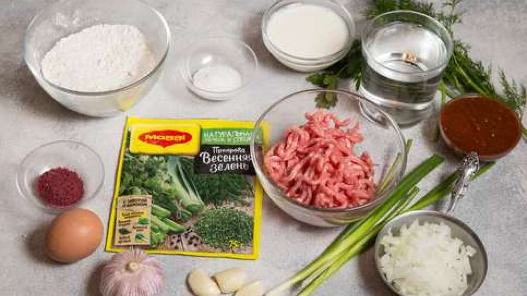 Лук очистить и нарезать мелкими кубиками. Муку просеять.