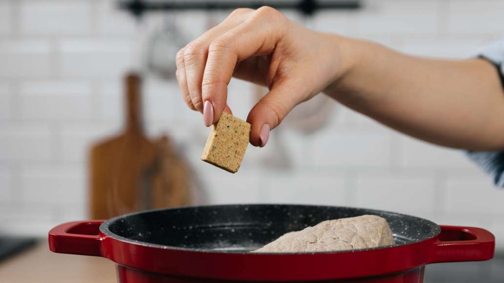 Говядину залить водой, довести до кипения и добавить MAGGI® Бульон с говядиной на косточке. Варить до готовности, периодически удаляя пену. Говядину залить водой, довести до кипения и добавить MAGGI® Бульон с говядиной на косточке. Варить до готовности, периодически удаляя пену.