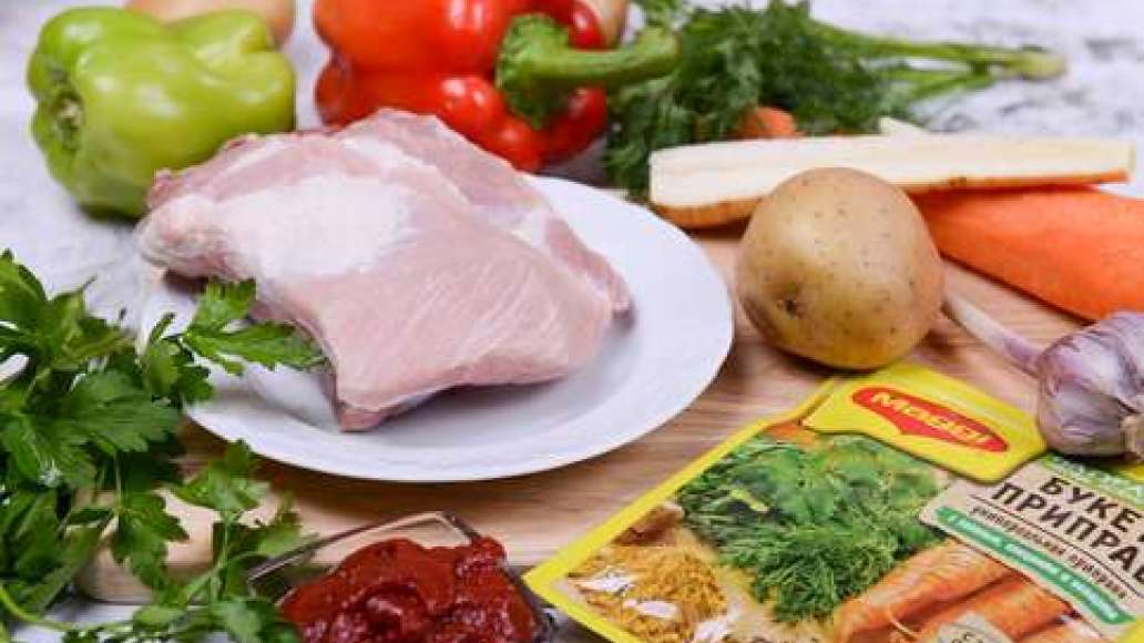 Подготовьте ингредиенты, промойте мясо.