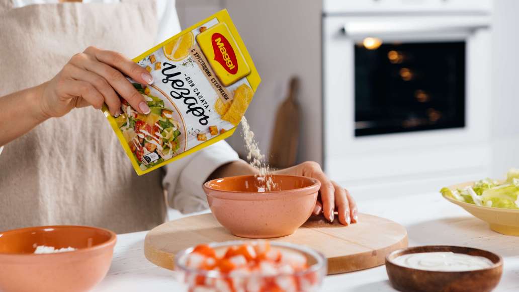В небольшой ёмкости смешать MAGGI® для салата Цезарь с горячей водой, оставить на 3–5 минут. Затем добавить греческий йогурт и тщательно перемешать.
В небольшой ёмкости смешать MAGGI® для салата Цезарь с горячей водой, оставить на 3–5 минут. Затем добавить греческий йогурт и тщательно перемешать.