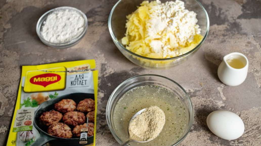 Сварить картофель, слить отвар, картофель размять в пюре. Упаковку MAGGI® НА ВТОРОЕ для котлет залить водой и оставить на 2 минуты набухнуть. Соединить с картофелем, добавить творог и яйцо, перемешать.  