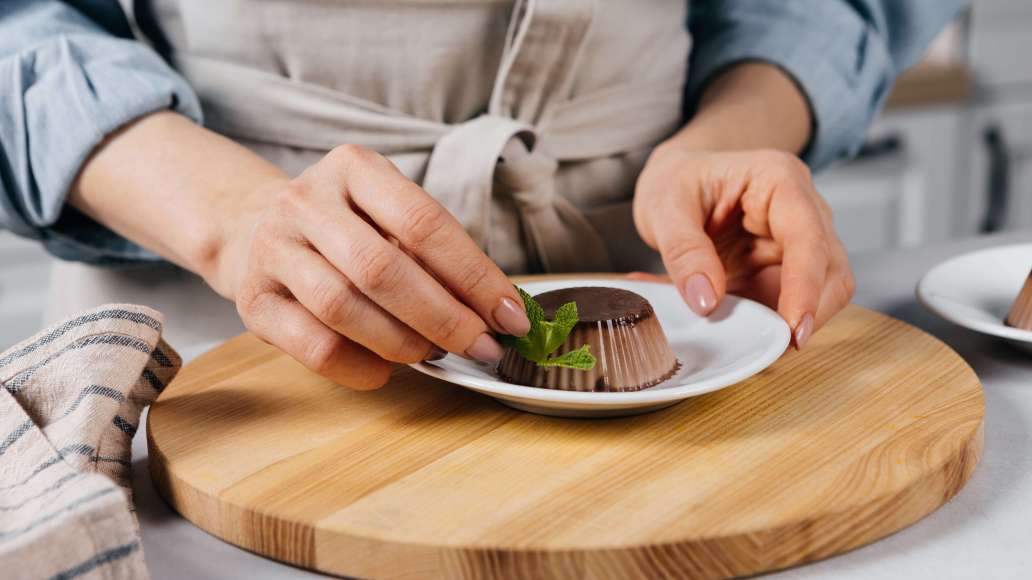 Охладить до застывания и украсить перед подачей по своему вкусу. Охладить до застывания и украсить перед подачей по своему вкусу.