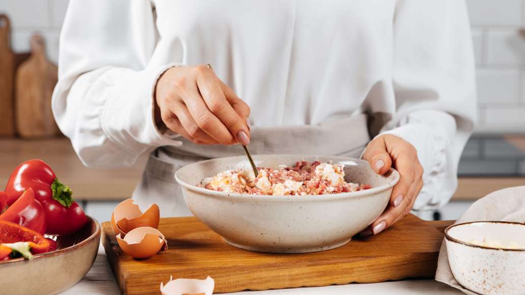 Поперчить по вкусу и при необходимости также добавить соль. Все тщательно перемешать. Поперчить по вкусу и при необходимости также добавить соль. Все тщательно перемешать.