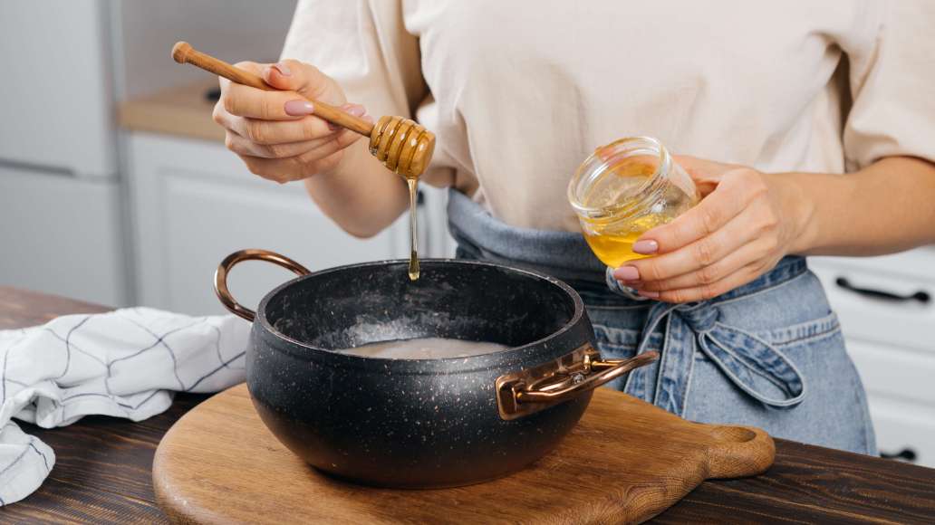 Снять с огня и дать немного остыть. Добавить мед по вкусу и перемешать до его растворения.