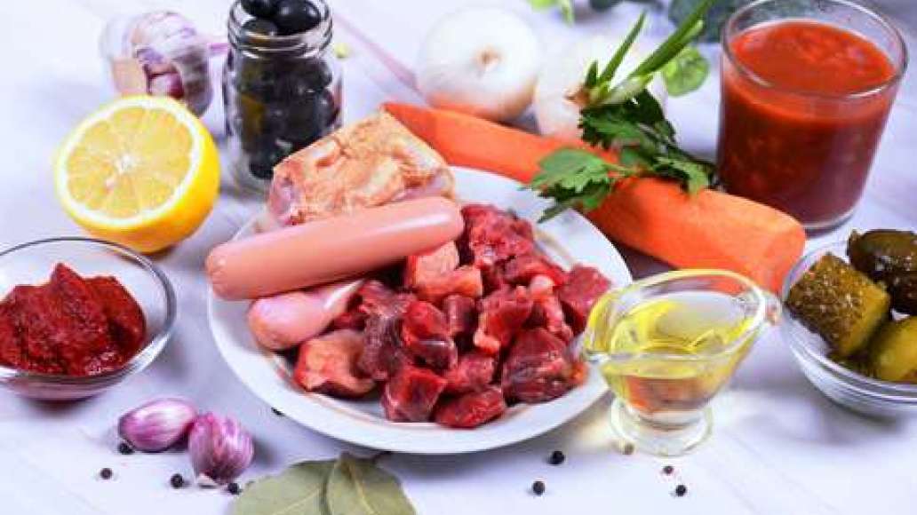 Подготовьте ингредиенты, промойте сырое мясо и нарежьте на порционные кусочки. Подготовьте ингредиенты, промойте сырое мясо и нарежьте на порционные кусочки.