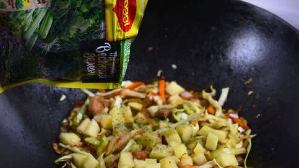 Добавьте MAGGI® Приправа Весенняя зелень, 200 мл воды и тушите под крышкой ещё 15 минут. Шаг 5 - Солянка из капусты, картошки и мяса в казане