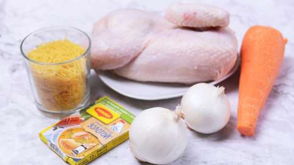 Подготовьте ингредиенты, помойте мясо и нарежьте на крупные куски. Подготовьте ингредиенты, помойте мясо и нарежьте на крупные куски.