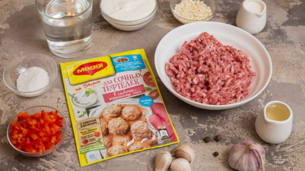 Нарезать болгарский перец мелкими кубиками. Сельдерей очень мелко порубить.