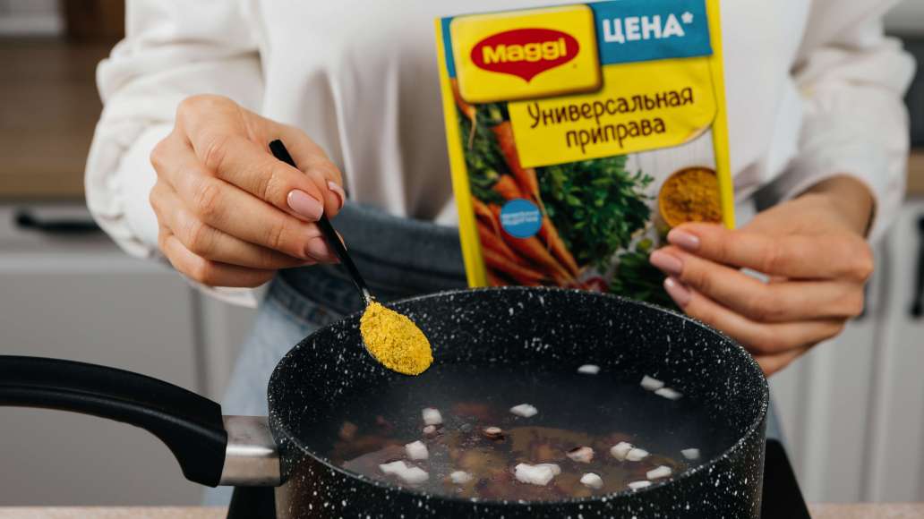 В кипящую воду засыпать морской коктейль. Добавить MAGGI® Приправу универсальную и готовить 5 минут. Слить воду и остудить коктейль. В кипящую воду засыпать морской коктейль. Добавить MAGGI® Приправу универсальную и готовить 5 минут. Слить воду и остудить коктейль.