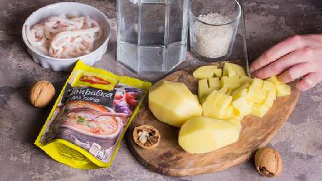 Кальмара очистить и нарезать соломкой. Картофель нарезать кубиками. Подготовить все ингредиенты. Кальмара очистить и нарезать соломкой. Картофель нарезать кубиками. Подготовить все ингредиенты.