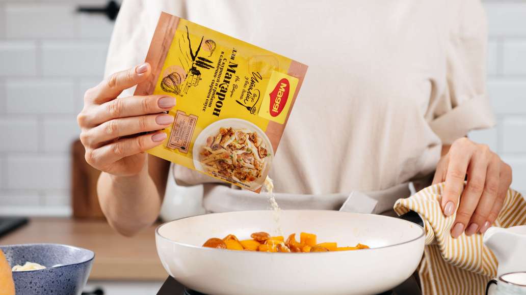 Добавить грибы, перемешать и жарить еще 3-5 минут. Добавить MAGGI® НА ВТОРОЕ для макарон в сливочно-сырном соусе с курицей и грибами, сливки, молоко. Перемешать и довести до кипения.