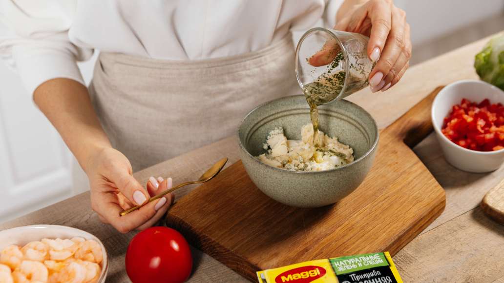 Для заправки смешать горячую воду и MAGGI® Приправа Весенняя зелень, оставить на три минуты. Добавить все остальные ингредиенты для заправки и растереть блендером до однородности.
Для заправки смешать горячую воду и MAGGI® Приправа Весенняя зелень, оставить на три минуты. Добавить все остальные ингредиенты для заправки и растереть блендером до однородности.