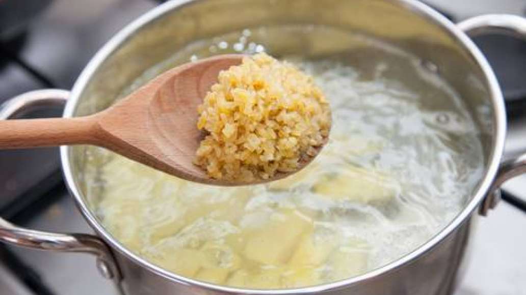 В закипевший бульон опустить нарезанный брусочками картофель и булгур.
В закипевший бульон опустить нарезанный брусочками картофель и булгур.