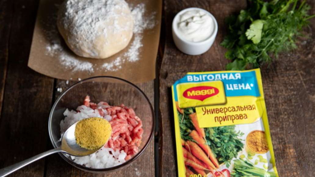 Вымесить фарш с водой, луком, чесноком и MAGGI® Универсальная приправа. Достать тесто из холодильника, присыпать мукой стол или раскаточную доску. Вымесить фарш с водой, луком, чесноком и MAGGI® Универсальная приправа. Достать тесто из холодильника, присыпать мукой стол или раскаточную доску.