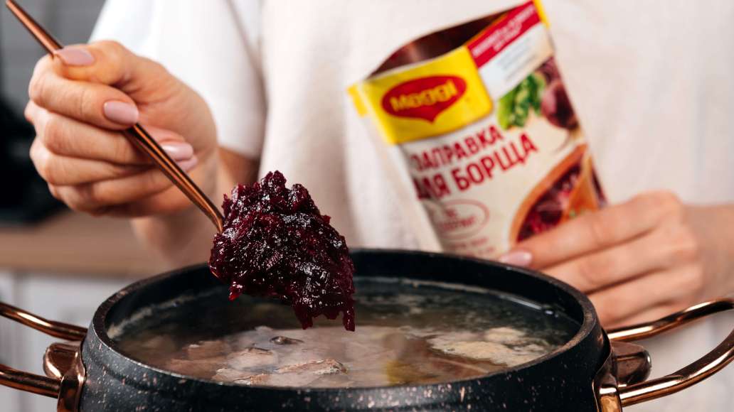 За 5 минут до готовности добавить MAGGI® Заправку для борща и перемешать.