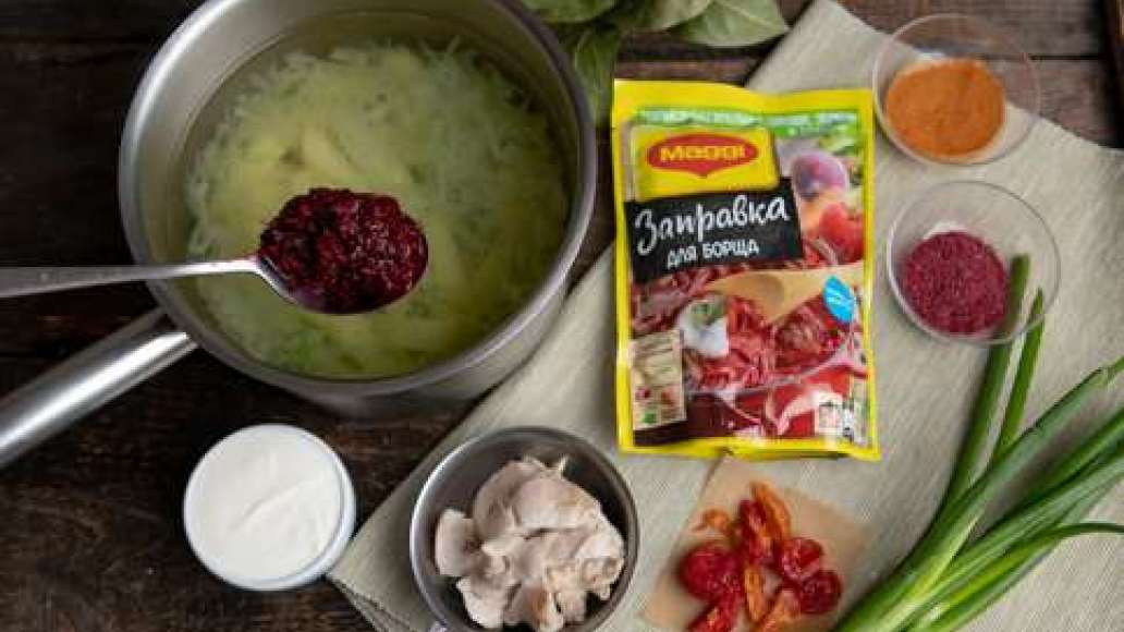 В кипящий бульон положить картофель, капусту и вяленые томаты, отварить до готовности. За пять минут до готовности добавить специи MAGGI® Заправка для борща и нарезанное мясо. Довести до готовности, проверить на соль и довести до нужного вкуса.  