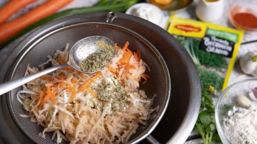 Соединить овощи с мукой и яйцом, добавить MAGGI® Приправа Весенняя зелень, зелёный лук, базилик и чеснок, тщательно перемешать и сформовать оладушки. Соединить овощи с мукой и яйцом, добавить MAGGI® Приправа Весенняя зелень, зелёный лук, базилик и чеснок, тщательно перемешать и сформовать оладушки.