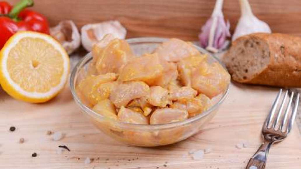 Приготовьте маринад: смешайте в миске горчицу, лимонный сок, куркуму и мелко нарезанный чеснок. Нарежьте филе кусочками 1,5-2 см, залейте маринадом, перемешайте и оставьте на 1 час в прохладном месте. Приготовьте маринад: смешайте в миске горчицу, лимонный сок, куркуму и мелко нарезанный чеснок. Нарежьте филе кусочками 1,5-2 см, залейте маринадом, перемешайте и оставьте на 1 час в прохладном месте.