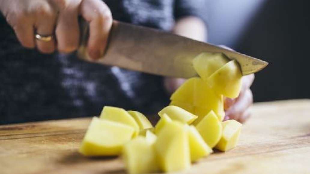 Картофель очистить и нарезать небольшими кубиками.
Картофель очистить и нарезать небольшими кубиками.