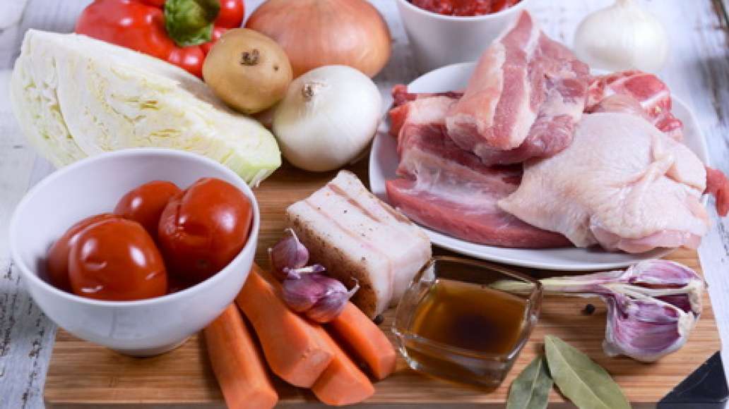 Подготовьте ингредиенты, промойте мясо. Подготовьте ингредиенты, промойте мясо.