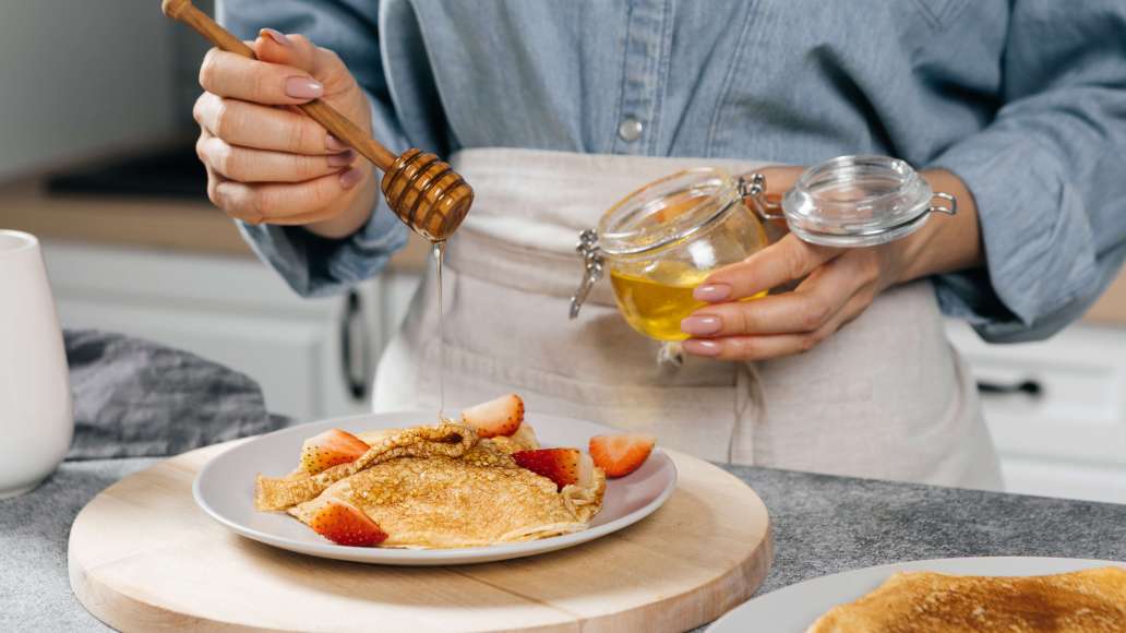 Подавать блины теплыми с медом, украсив по своему вкусу. Подавать блины теплыми с медом, украсив по своему вкусу.