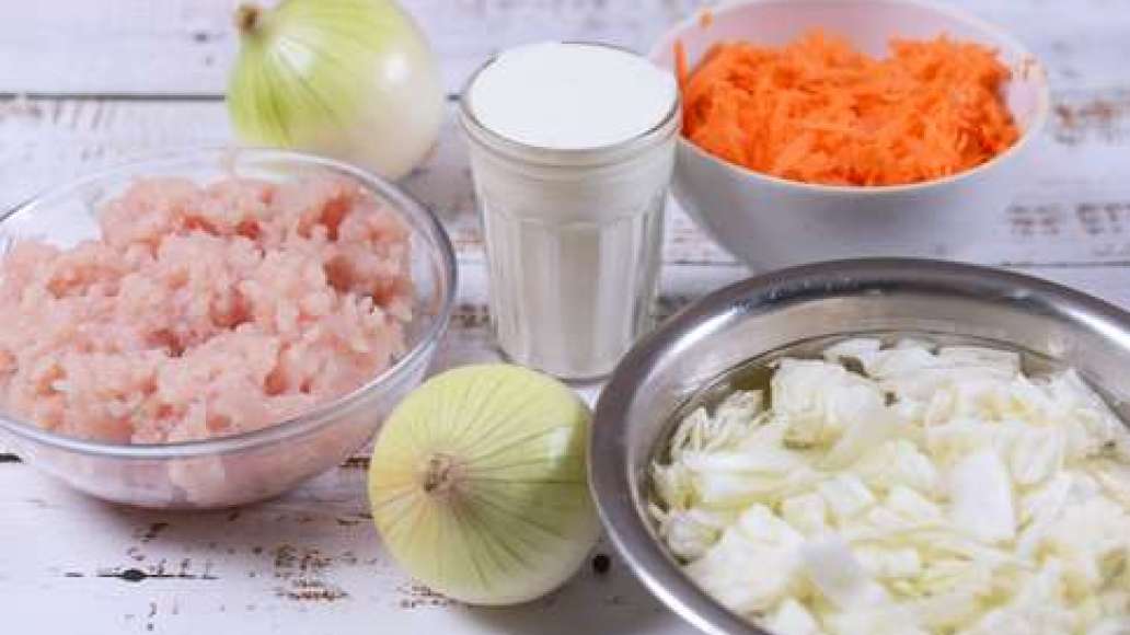 Пропустите куриное филе через мясорубку, измельчите лук, натрите морковь на крупной терке. Пропустите куриное филе через мясорубку, измельчите лук, натрите морковь на крупной терке.
