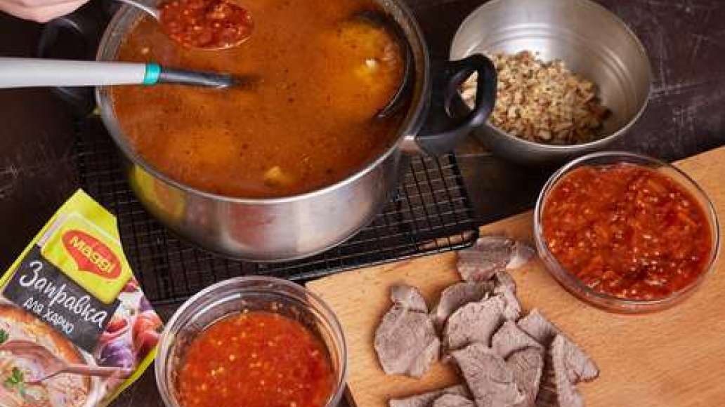 Мясо нарезать пластинками. Нарезать цуккини соломкой. Сельдерей нарезать небольшими кусочками. Помидоры черри нарезать на четвертинки. Довести бульон до кипения, положить рис и варить 10-15 минут. Добавить MAGGI® Заправка для харчо, орехи, аджику, сельдер