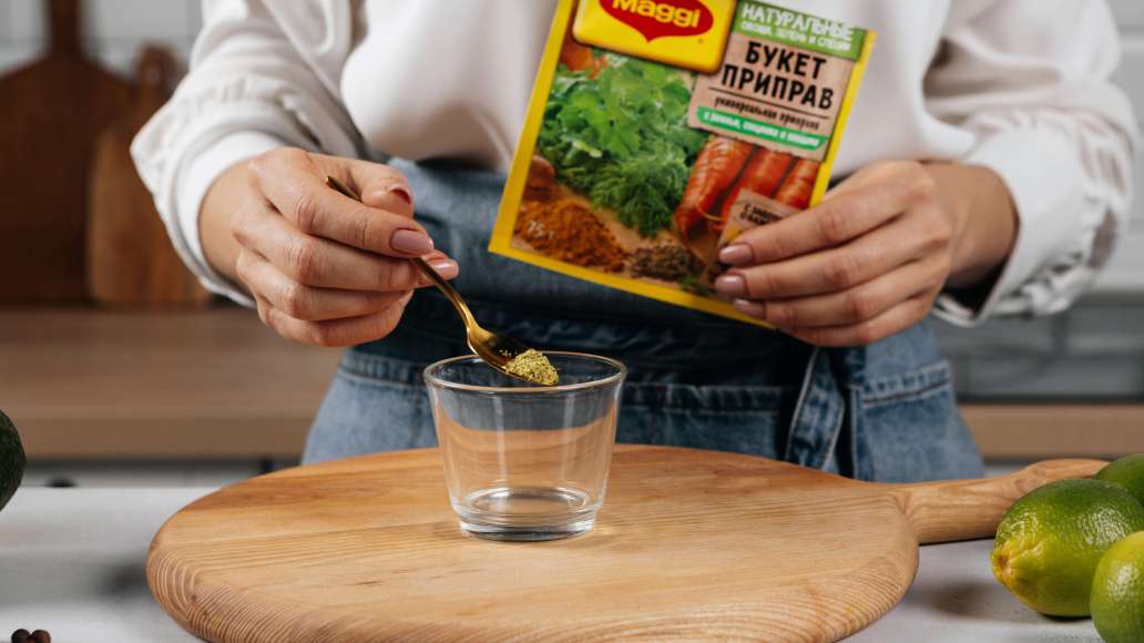 Для начинки в отдельной небольшой емкости смешать горячую воду с MAGGI® Приправой универсальной Букет приправ, оставить на 3 минуты. Для начинки в отдельной небольшой емкости смешать горячую воду с MAGGI® Приправой универсальной Букет приправ, оставить на 3 минуты.