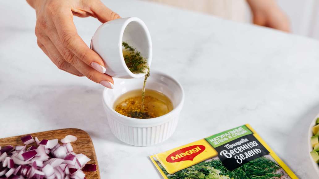 В отдельной емкости смешать MAGGI® Приправу Весенняя зелень с горячей водой, оставить на три минуты. Добавить оливковое масло, уксус, горчицу, мед и перемешать. В отдельной емкости смешать MAGGI® Приправу Весенняя зелень с горячей водой, оставить на три минуты. Добавить оливковое масло, уксус, горчицу, мед и перемешать.