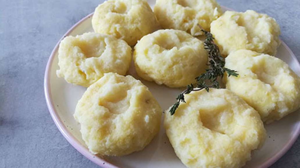 Клецки готовы. Подавать как гарнир к мясным блюдам или добавить к супу за пару минут до конца варки. 