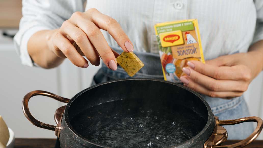 В кипящую воду добавить MAGGI® ЗОЛОТОЙ® Бульон с курицей. Размешать до полного растворения. Опустить филе в кипящую воду и готовить 15 минут.