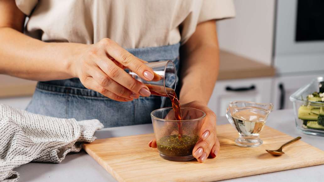 Добавить уксус, масло и еще раз перемешать. Попробовать маринад на вкус и при необходимости добавить сахара. Снова перемешать. Добавить уксус, масло и еще раз перемешать. Попробовать маринад на вкус и при необходимости добавить сахара. Снова перемешать.